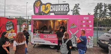 foodtruck z kasetonem świetlnym churros