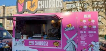 foodtruck z kasetonem świetlnym churros